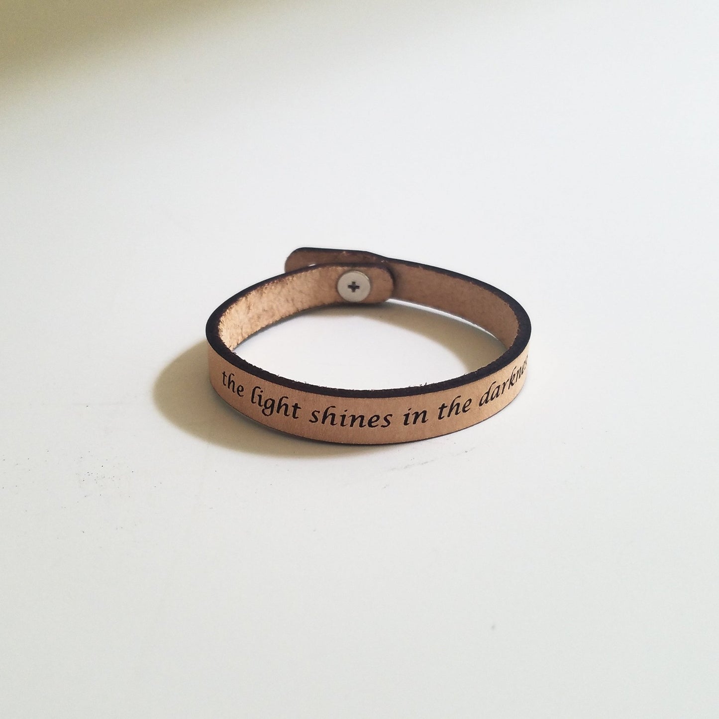 Spiritual Quote Bracelet - the light shines in the darkness - HAWI SHOPPING