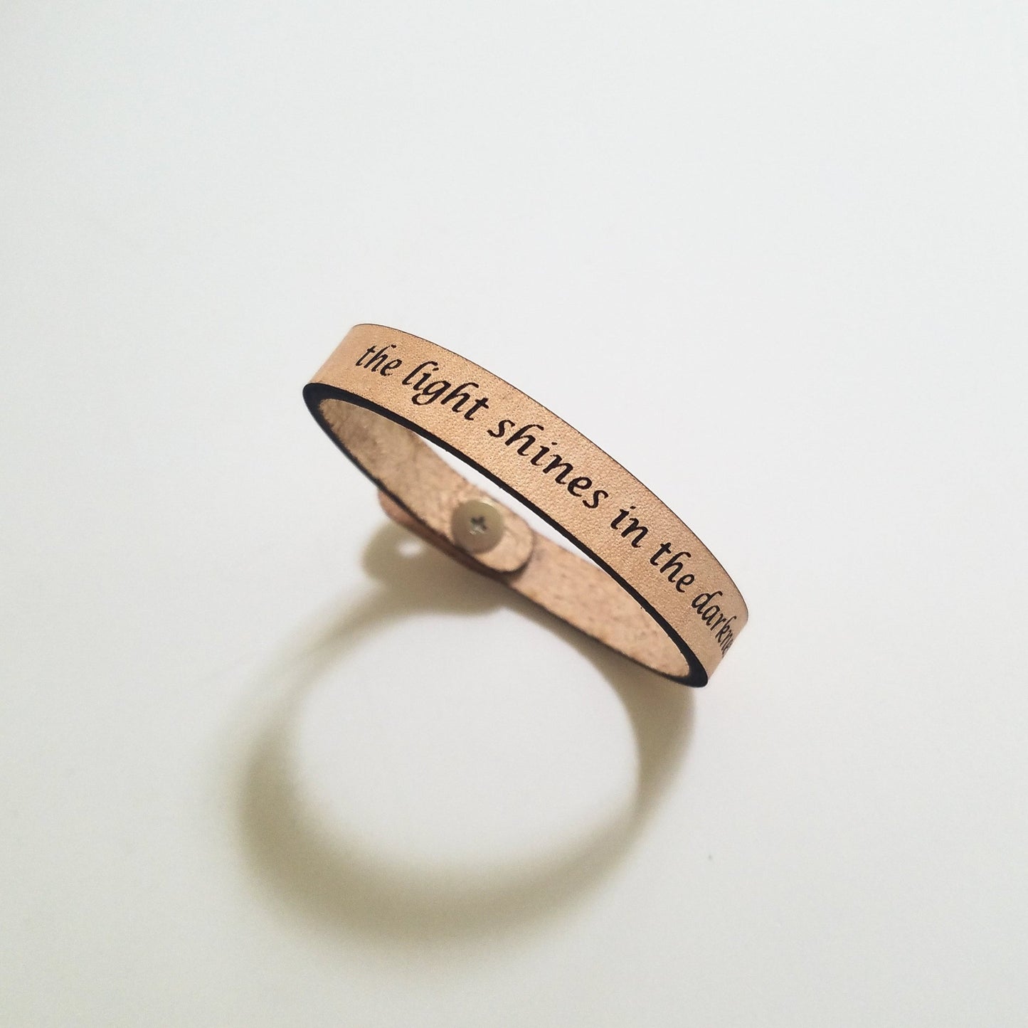 Spiritual Quote Bracelet - the light shines in the darkness - HAWI SHOPPING