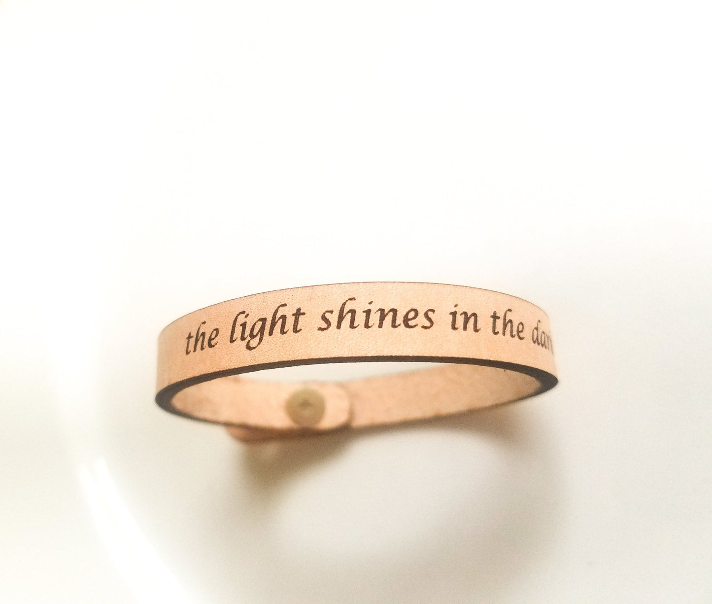Spiritual Quote Bracelet - the light shines in the darkness - HAWI SHOPPING