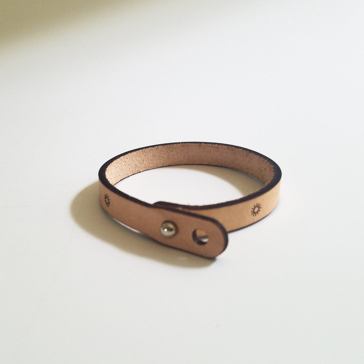 Spiritual Quote Bracelet - the light shines in the darkness - HAWI SHOPPING