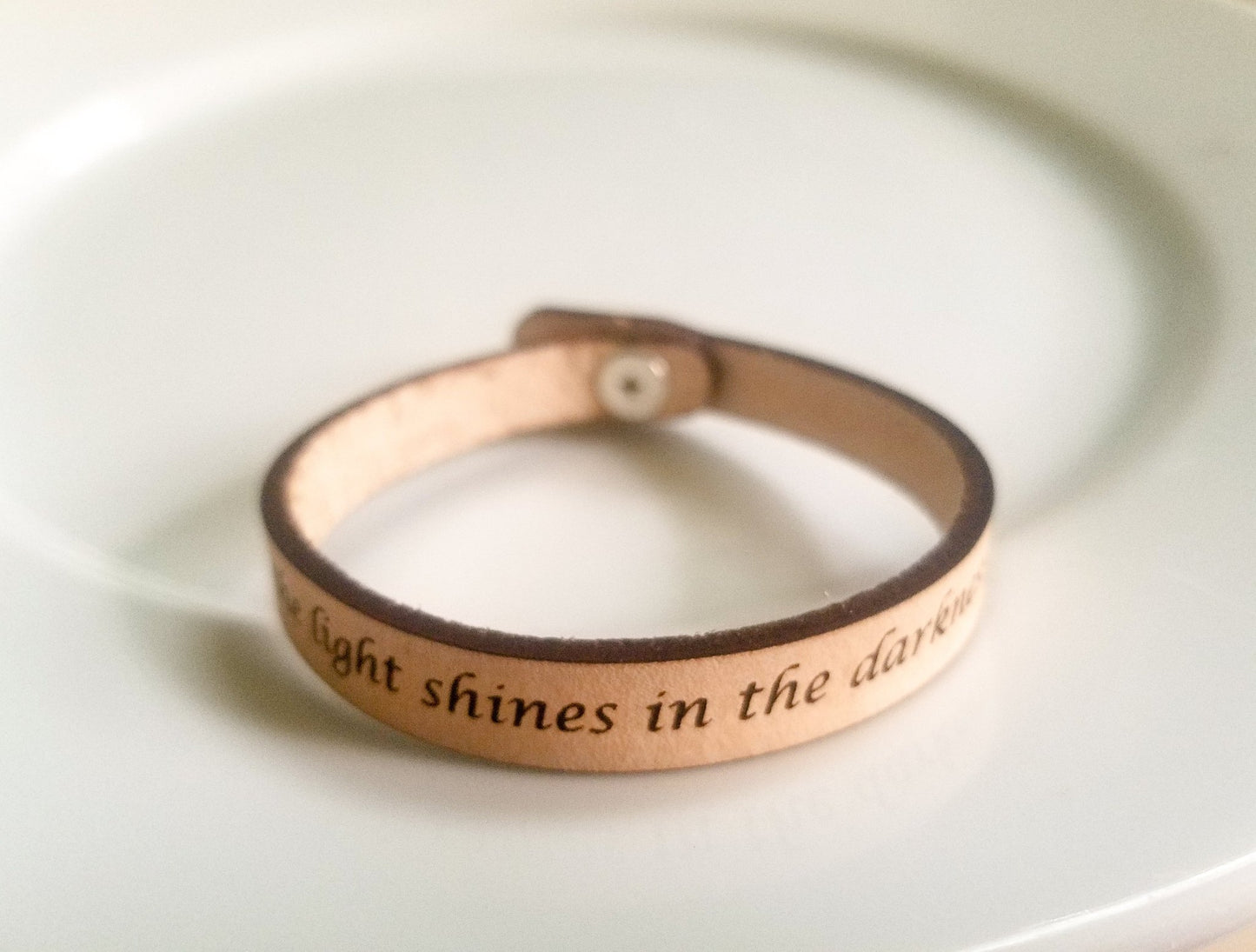 Spiritual Quote Bracelet - the light shines in the darkness - HAWI SHOPPING