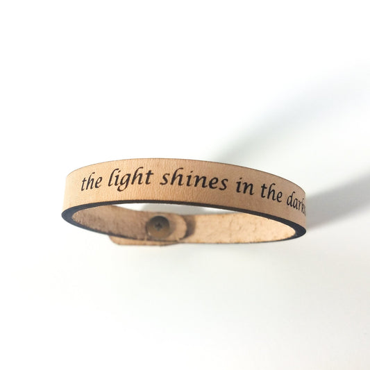 Spiritual Quote Bracelet - the light shines in the darkness - HAWI SHOPPING