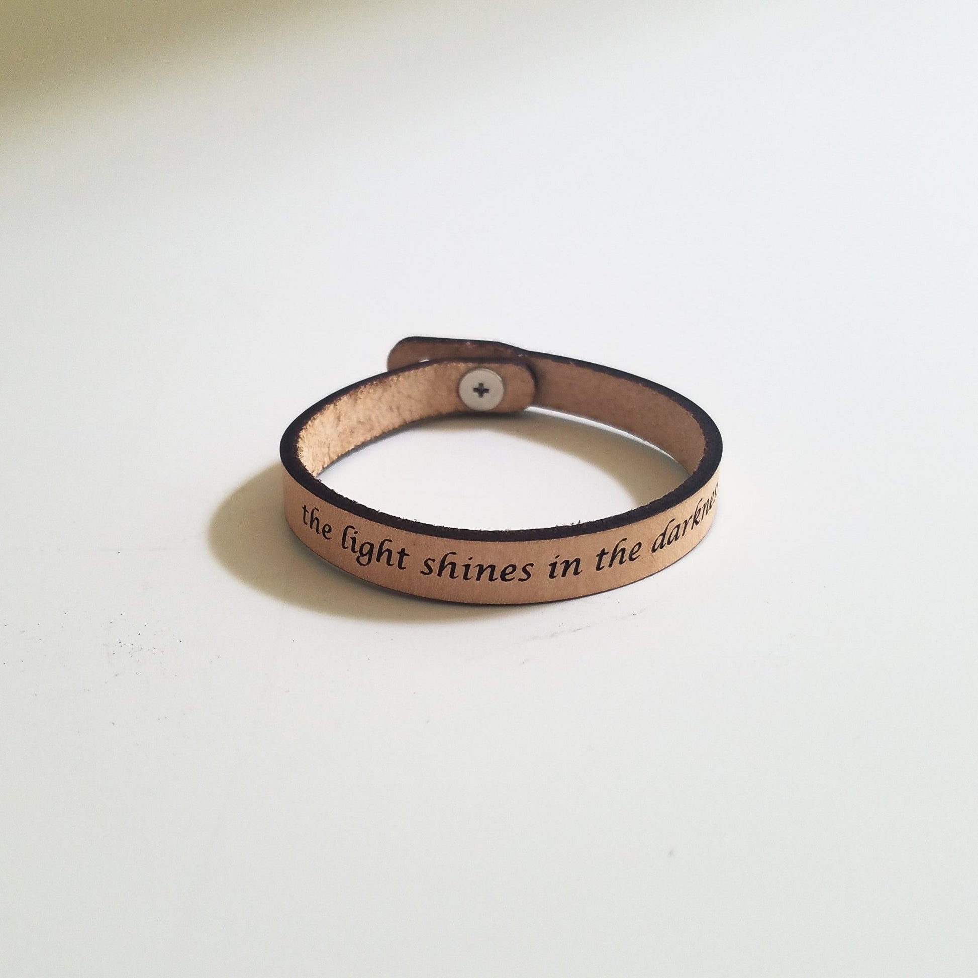 Spiritual Quote Bracelet - the light shines in the darkness - HAWI SHOPPING