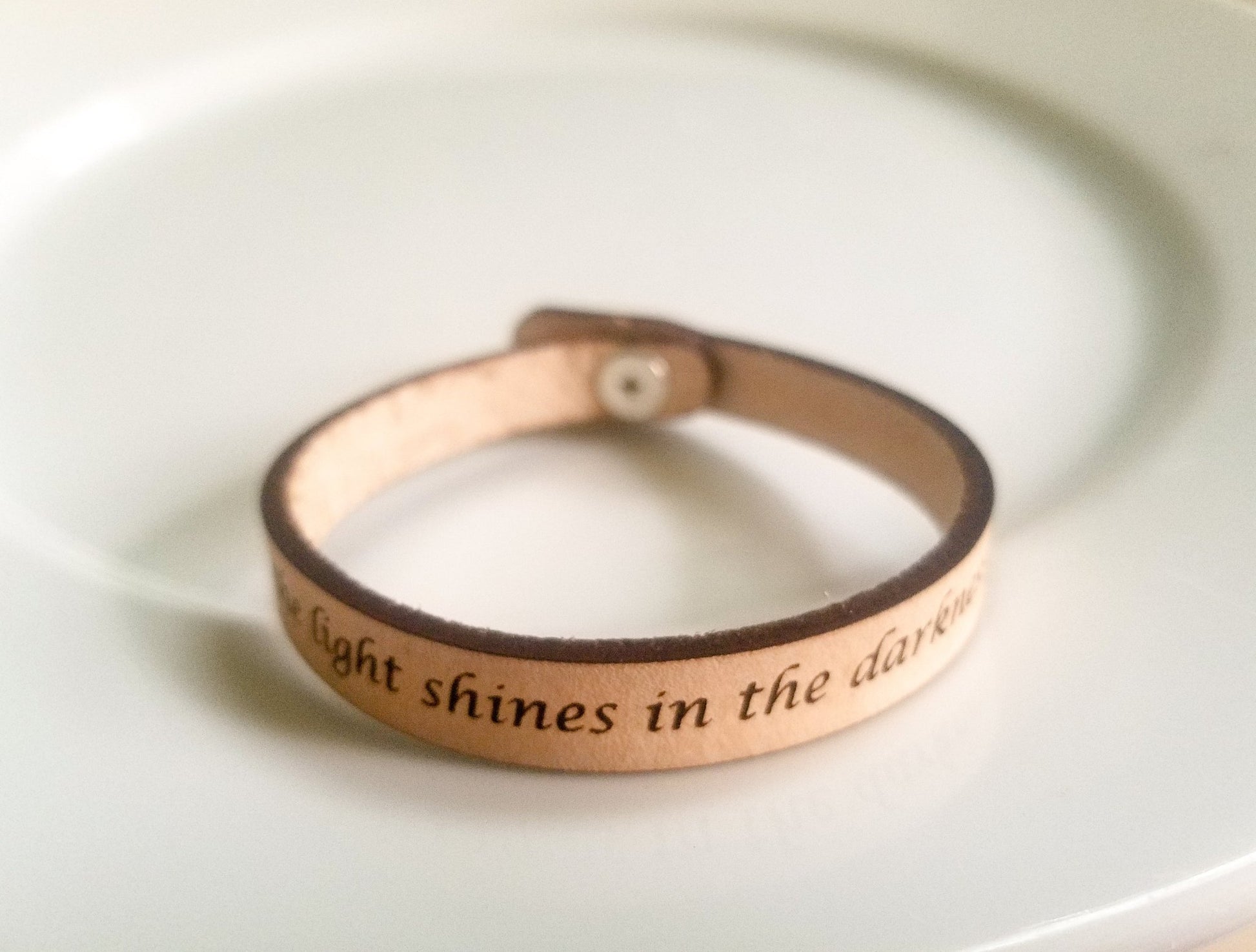 Spiritual Quote Bracelet - the light shines in the darkness - HAWI SHOPPING